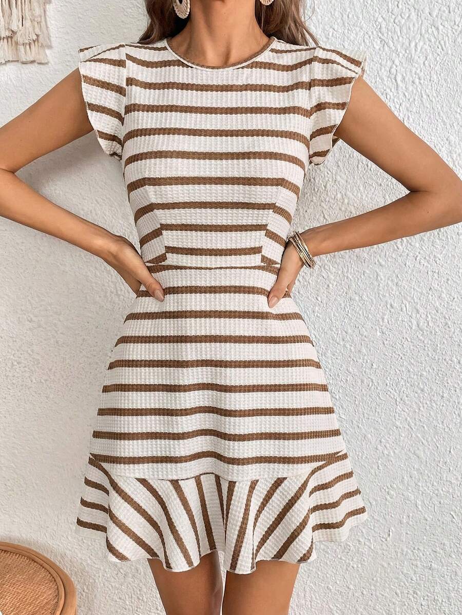 SHEIN Clasi 女士圆领短袖收腰条纹短裙，适合日常穿着，多种场合皆宜。夏季连衣裙，女士迷你连衣裙，荷叶边下摆连衣裙，短袖连衣裙，夏季优雅连衣裙，女士连衣裙，条纹连衣裙，女士休闲连衣裙，女士度假连衣裙，夏季休闲连衣裙，休闲中长连衣裙，条纹连衣裙，短袖夏季连衣裙，春夏女装。女士度假连衣裙，波西米亚风连衣裙，女士碎花夏季连衣裙，夏季休闲连衣裙，西班牙乡村风格女装，女士夏季连衣裙，女士夏季套装，度假装，女士度假连衣裙，荷叶边袖连衣裙，女士夏季连衣裙，女士休闲连衣裙，女士连衣裙，女士夏季套装，女士夏季套装。 - 杏色 - 查看 1