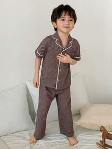 DAZY Conjunto de pijama de niño con camisa de manga corta de solapa única a cuadros y pantalones anchos - Marrón - Ver 3