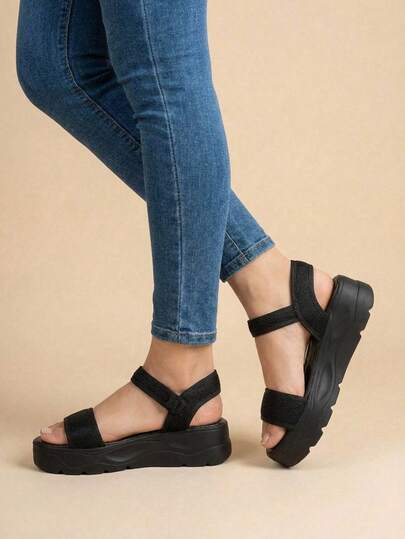 Sandalia de plataforma, sandalia con aplicaciones, sandalia cómoda, sandalia elegante, calzado femenino, sandalia versátil, sandalia de uso diario