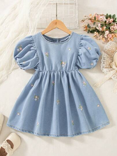 SHEIN Playful Pals 女童牛仔连衣裙，春秋新款，乡村甜美浅蓝色水洗牛仔布，圆领泡泡袖，彩色小花刺绣，收腰A字裙摆，舒适优质棉质牛仔面料，日常基础款，适合上学、度假等各种场合。儿童牛仔连衣裙，女童刺绣牛仔连衣裙