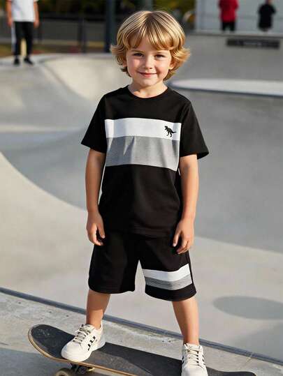 2件套男童恐龙印花拼接短袖T恤和短裤套装，适合休闲、度假、运动、夏季穿着