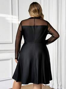 SHEIN CURVE+ Đầm nữ cỡ lớn thời trang cổ tròn vai dài tay màu đen dáng suông xương cá, cạp khoét rỗng, chất liệu PU, đầm dài tay phối lưới khoét trước gợi cảm phong cách Y2K, đầm mùa thu. - màu đen - Xem 2