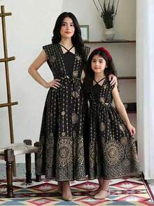 SHEIN Bộ váy áo cổ yếm màu đen ánh kim thanh lịch cho bé gái tuổi teen kèm áo khoác không tay, váy đôi mẹ con màu đen và vàng, váy maxi màu đen và vàng, váy dự tiệc thanh lịch - màu đen - Xem 7