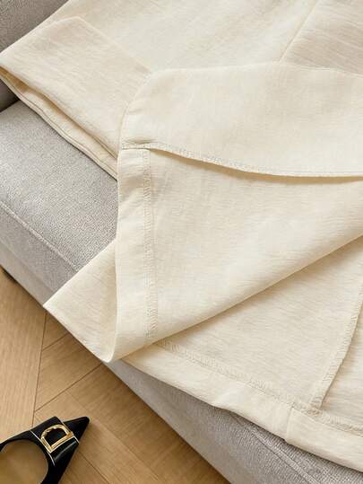 Franclia 这款杏色女士时尚西装外套，采用缺角领、单排扣设计和袖口收口，打造休闲别致造型。选用优质面料，尽显精致格调。通勤、约会、休闲外出，皆可轻松驾驭。是都市时尚达人和优雅休闲穿搭的必备单品。