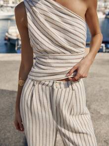 Nöista 这款米色条纹单肩上衣搭配高腰阔腿裤套装，优雅大方，宽腰带设计凸显腰部线条。面料抗皱、触感柔软，垂感和透气性俱佳，是春夏度假造型的理想之选。 - 杏色 - 查看 7
