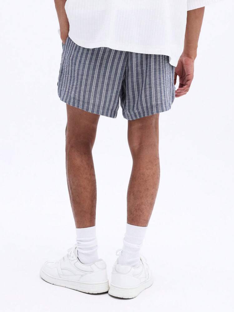 Short d'été décontracté pour hommes avec rayures, ourlet incurvé, cordon de serrage à la taille et poches latérales. Coupe ample, idéal pour les vacances