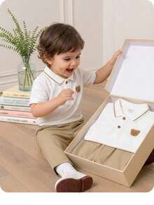 这款两件套包括一件柔软的圆领针织Polo衫，上面印有卡通熊图案，以及一条松紧腰长裤。适合生日派对、晚宴、演出、婚礼、洗礼、开幕式、日常穿着、上学、旅行以及春夏季节穿着。 - 白色 - 查看 1