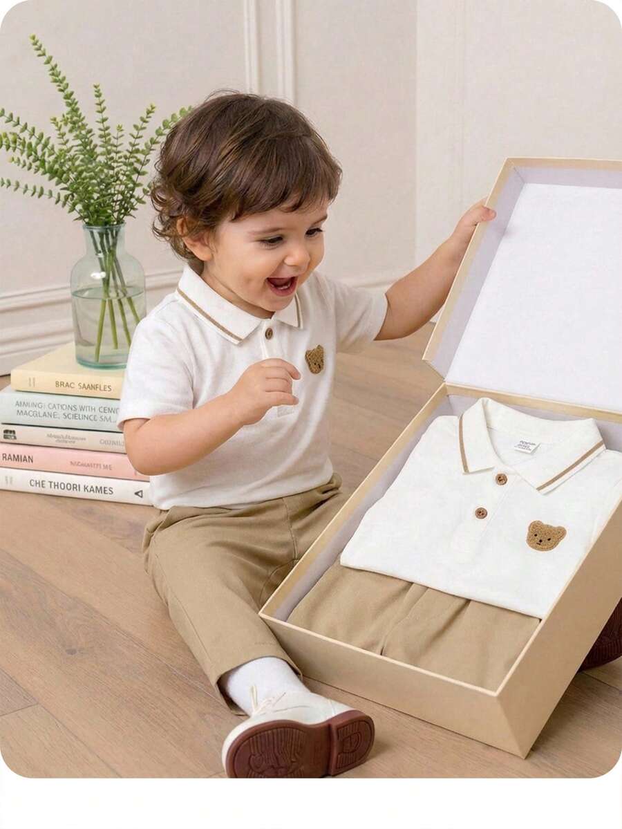 这款两件套包括一件柔软的圆领针织Polo衫，上面印有卡通熊图案，以及一条松紧腰长裤。适合生日派对、晚宴、演出、婚礼、洗礼、开幕式、日常穿着、上学、旅行以及春夏季节穿着。 - 白色 - 查看 1