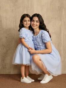 SHEIN Glamorique Kids 女童刺绣仿珍珠网纱纯色短袖连衣裙 - 藍色 - 查看 1