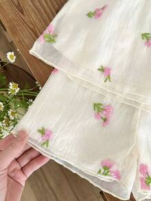 SHEIN 女婴花卉刺绣雪纺蝴蝶结装饰无袖上衣和短裤两件套，甜美活泼，适合夏季户外玩耍 - 杏色 - 查看 8