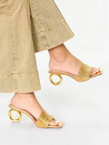 Glitzique 女士方头露趾不对称高跟凉鞋，时尚优雅的金属带凉鞋，适合任何场合 - 金色 - 查看 1