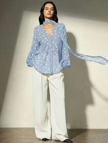 Aveloria Modichic V领前开襟黑白波点印花雪纺宽松基础款衬衫，配围巾，休闲通勤优雅百搭女式衬衫 - 藍色 - 查看 1