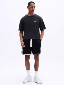 SUMWON Camiseta de cuello redondo de manga corta con ajuste holgado casual para hombres, con diseño gráfico de camión de centro de servicio en la parte trasera y detalle de logotipo frontal - Gris Oscuro - Ver 3