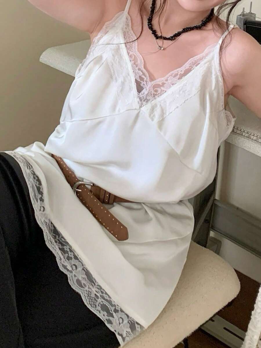 Dazy Plus 缎面撞色蕾丝V领长款休闲白色吊带背心 - 白色 - 查看 1