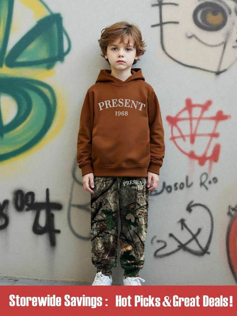 SHEIN 2 件套小男孩棕色连帽运动衫和迷彩树叶印花运动裤,舒适休闲运动装,适合日常穿着,适合秋冬季 - 彩色 - 查看 1