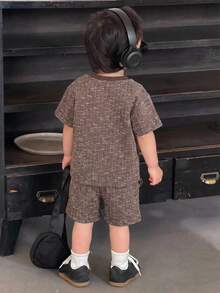 DAZY Set de 2 piezas de camiseta de manga corta de cuello redondo y pantalones cortos casuales de estilo coreano para bebé niño en verano - Café integral - Ver 2