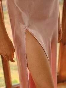 Vestido feminino elegante de cor sólida, modelo slip, com alças finas e fenda alta, tecido leve e macio, cor vibrante, ideal para usar em casa. - Rosa Melancia - Ver 8
