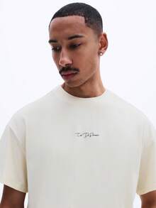 SUMWON Camiseta de manga corta con cuello redondo y ajuste boxy para hombres, con gráfico en la espalda con estampado de palmeras y casa de playa tropical para vacaciones de verano casual - Amarillo - Ver 5