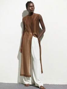 Aveloria Modichic 丝滑缎面质感，深巧克力棕色调，简约现代风格，圆领无袖设计，前中开衩细节，面料触感顺滑，宽松直筒剪裁，光泽度高，轻盈透气，适合通勤、办公、晚宴、艺术展览、时尚派对等各种场合。前短后长设计，女士圆领无袖宽松亮面加长衬衫 - 咖啡棕 - 查看 5