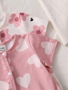 Set de 2 piezas de pijama tipo pelele suave y cómodo para recién nacidos, con estampado de corazones y flores, de manga corta y con pies - Rosa - Ver 4