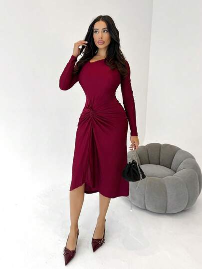 Shopreo 纯色不对称领口褶饰扭纹长裙