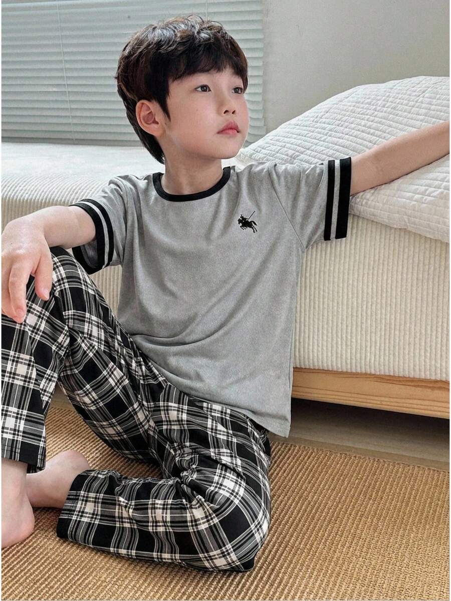Set de 2 piezas de pijama para niños con top de cuello redondo de manga corta con estampado de logo pequeño minimalista y pantalón de punto de ajuste relajado - Gris - Ver 1