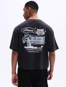 SUMWON Camiseta de cuello redondo de manga corta con ajuste holgado casual para hombres, con diseño gráfico de camión de centro de servicio en la parte trasera y detalle de logotipo frontal - Gris Oscuro - Ver 1