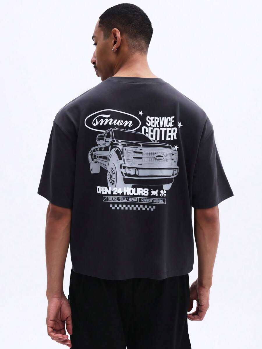 SUMWON Camiseta de cuello redondo de manga corta con ajuste holgado casual para hombres, con diseño gráfico de camión de centro de servicio en la parte trasera y detalle de logotipo frontal - Gris Oscuro - Ver 1
