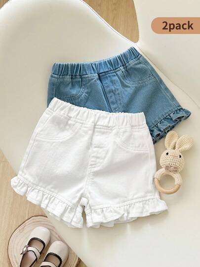 SHEIN Playful Pals 2件套女童牛仔短裤，水洗浅蓝色+白色，休闲甜美度假时尚设计，个性简约百搭，弹性腰带，仿口袋，荷叶边下摆，宽松牛仔短裤，柔软舒适棉质牛仔效果，适合日常、聚会、上学、通勤，春秋季新品上市。