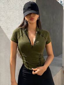 DAZY 女款圓領短袖線條裝飾修身短版休閒T恤，適合夏季校園穿搭 - 軍綠色 - 查看 3