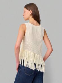 Nöista Áo dệt kim không tay có họa tiết chéo độc đáo với tua rua dài ở gấu áo. Màu kem nhẹ nhàng và thiết kế có chất liệu tạo nên vẻ ngoài boho-chic, hoàn hảo để mặc nhiều lớp hoặc phối cùng trang phục thường ngày. - Màu be - Xem 2