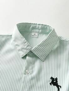 SHEIN 两件套男童绅士套装，条纹蓝色长袖衬衫和西裤，配腰带，时尚百搭，适合生日派对、晚宴、婚礼、洗礼等场合。 - 卡其色 - 查看 3