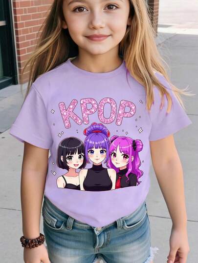 Camiseta corta básica casual de verano y primavera para niñas, con estampado gráfico de personajes de grupos musicales virtuales, lema y diseño simple y fresco. Prenda cómoda y versátil para uso diario en primavera, verano y otoño.