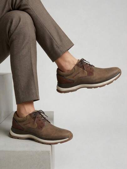 Zapato Casual para Caballero Estilo 3012 Calzado Masculino de Amarrar con Cordones Diseño Moderno Tipo Oxford Deportivo Ideal para Oficina y Eventos Semi-Formales Tenis de Vestir para Hombre con Suela de Contraste Amortiguada Confort Superior para Uso Diario en Color Moka Marrón Zapato Ligero Ergonómico con Detalles de Costuras Decorativas Moda Urbana Contemporánea Calce Perfecto para Caminar con Estilo y Comodidad Modelo 3012  Calzado Casual de Temporada