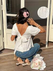 SHEIN Frenchy 女士纯色露背扭结心形领休闲短袖T恤，法式镂空提花大蝴蝶结露背短袖上衣，清爽收腰夏季新款娃娃衫，提花纹理弹力针织面料，夏季度假，休闲度假，波西米亚风上衣，优雅，伴娘上衣，派对上衣，白色波西米亚风上衣，白色镂空上衣 - 杏色 - 查看 3