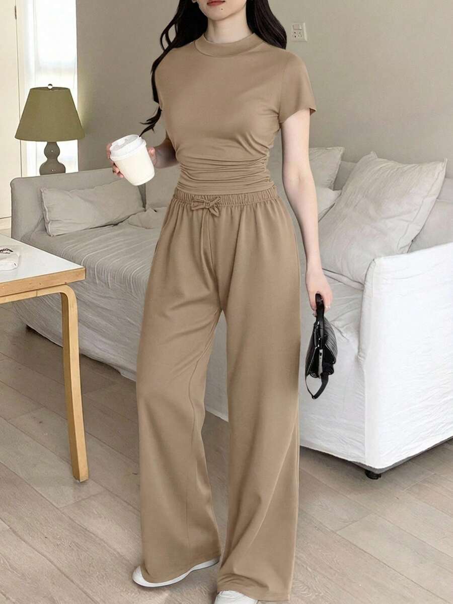 SHEIN 少女春夏纯色黑色立体压纹字母图案针织圆领休闲宽松短袖T恤上衣搭配休闲宽松长裤套装，适合上学、日常、各种场合，是返校季和校园穿搭的理想之选。 - 卡其色 - 查看 1
