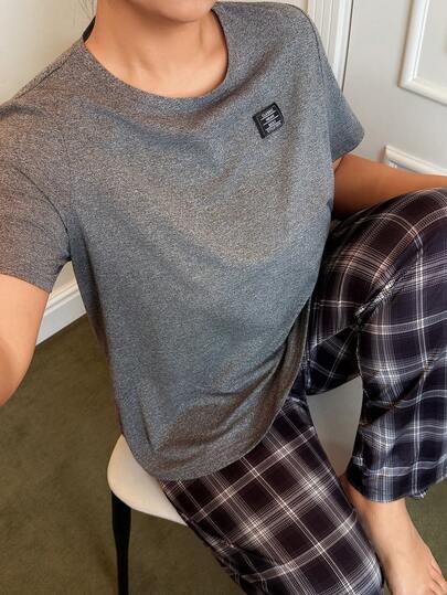 SHEIN Napfluff CURVE 加大码灰色圆领短袖T恤和格子裤睡衣套装，饰有简约徽章细节