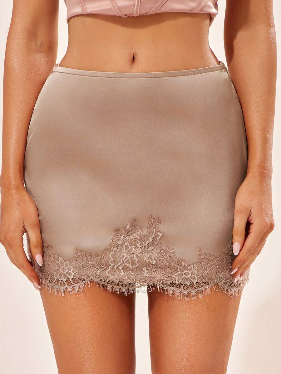 Radiana 女士性感优雅复古卡其色蕾丝边缎面低腰迷你裙，修身款，优雅迷人，适合日常出行、都市生活、夜晚约会、派对、夜店、鸡尾酒会、海岛度假、海滩、假日、音乐会等场合。 - 卡其色 - 查看 1