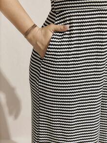 Comfylo 大码女装夏季返校季服装、条纹女装夏季服装、带口袋的阔腿休闲复古服装、返校季商务休闲装、修身连体裤、复古风音乐节连衣裙。条纹连体裤，花卉立体纹理面料，实用口袋，适合办公室、音乐节、乡村音乐节、休闲度假穿着。条纹无袖连体裤、背带连体裤，适合音乐节、乡村音乐节、休闲度假穿着。实用口袋，夏季女装，沙滩装，夏季度假装，度假装，黑白连体裤，阔腿连体裤，阔腿夏季连体裤，阔腿裤，高腰女装，夏季女装，度假套装，休闲连衣裙，夏季女装套装，夏季女裤，夏季女装套装。 - 黑色 - 查看 8