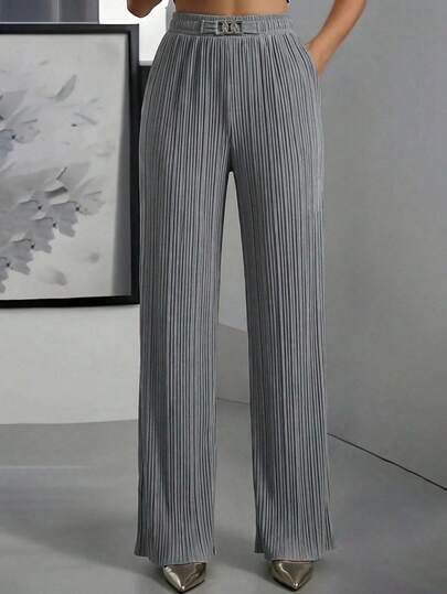 Pantalón de pierna ancha para mujer, estilo playero, casual y elegante. Semitransparente. Sin bolsillos. Tela de poliéster y spandex, apto para temporadas de primavera y verano. Ajuste de cintura natural, hebilla metálica decorativa en la cintura. Textura lisa con ligeros pliegues. Interior muy suave, fresco y ligero con tu piel.