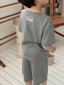 DAZY Kleine Jungen Pyjama-Set mit Buchstaben-Muster, Rundhalsausschnitt, Kurzarm-Top und Shorts - Grau - Übersicht 1