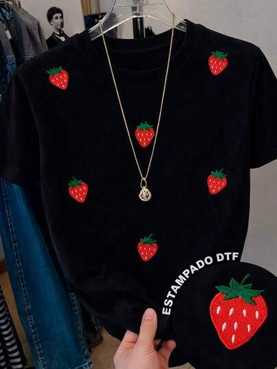 Playera con diseño de fresas rojas estilo bordado pero es estampado, frutas, casual, moderno, cuello redondo, manga corta, ideal para todos los días, llamativa, holgada, a la moda, ideal para tí.
