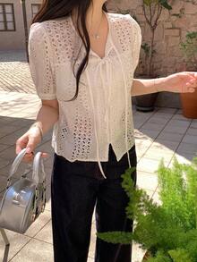 DAZY Áo sơ mi nữ tay cánh hoa, thắt nơ phía trước, thêu rỗng, cài khuy đơn. - trắng - Xem 3