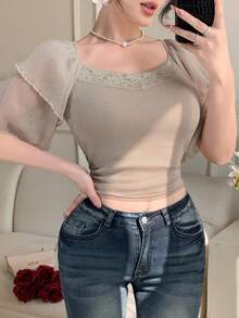 DAZY Áo thun nữ ôm dáng, bóng bẩy, phối ren tương phản, viền bèo nhún, thích hợp cho mùa hè. - Màu be - Xem 5