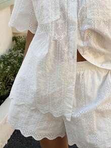 DAZY 女士夏季镂空波浪下摆短袖衬衫+休闲刺绣镂空短裤度假风休闲套装 - 白色 - 查看 7
