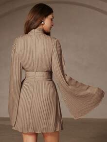 Aveloria Rosie 优雅轻盈的雪纺褶皱连衣裙，立领设计，收腰剪裁，喇叭袖，适合情人节、圣诞派对等场合，红色 - 卡其色 - 查看 2