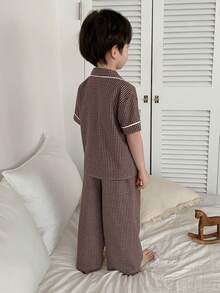 DAZY Conjunto de pijama de niño con camisa de manga corta de solapa única a cuadros y pantalones anchos - Marrón - Ver 2