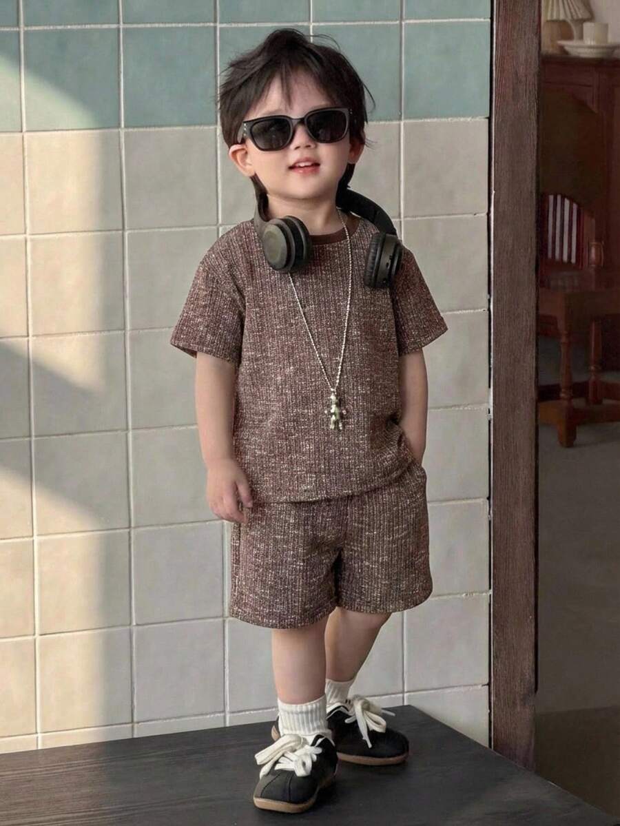 DAZY Set de 2 piezas de camiseta de manga corta de cuello redondo y pantalones cortos casuales de estilo coreano para bebé niño en verano - Café integral - Ver 1