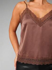 MISSGUIDED Blusa sin mangas con cuello en V, tirantes ajustables y ribete de encaje en satén para el verano y la noche - Café integral - Ver 3
