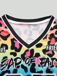 少女渐变豹纹印花+数字25设计，引人注目；V领短袖廓形宽松舒适，搭配黑色骑行裤，适合运动休闲；柔软舒适的面料，适合夏季运动，高度个性化。 - 彩色 - 查看 7